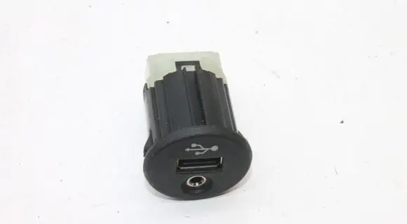 Nissan Qashqai AUX in-socket connector 