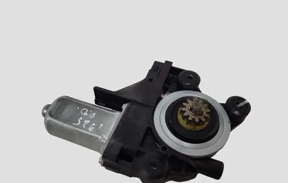 Volvo V70 Front door window regulator motor 970714102 131210