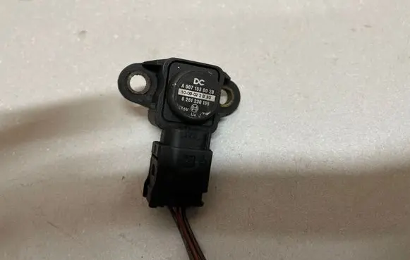 Mercedes-Benz C W205 Air pressure sensor A0071530028