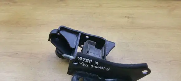 Toyota Avensis T250 Engine mount bracket