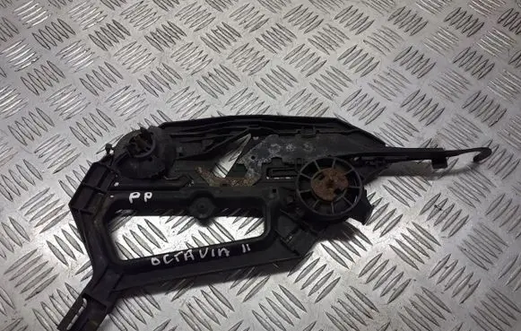 Skoda Octavia Mk2 (1Z) Headlight/headlamp mounting bracket 1Z0941340