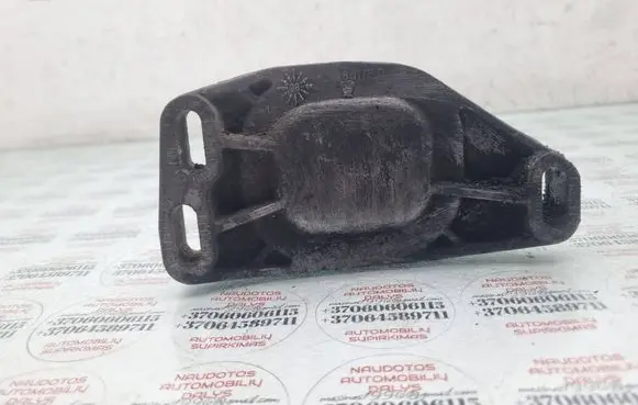 Volkswagen PASSAT B5 Engine mounting bracket 8D0199335Q
