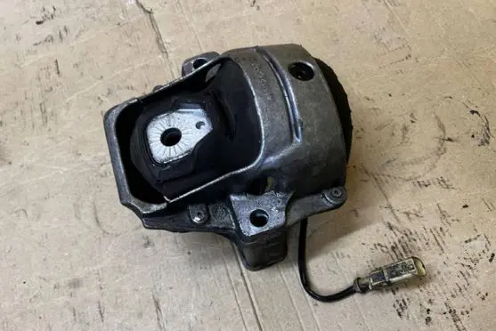 Porsche Macan (95B) Engine mount vacuum valve 8R0199381 782516141206