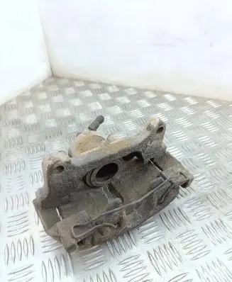 Volkswagen PASSAT B7 Front brake caliper
