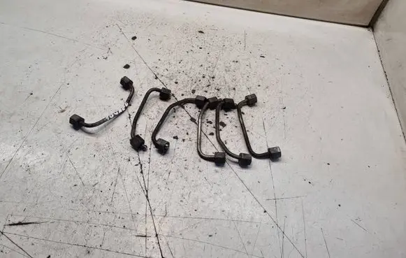Volkswagen Touareg I Fuel injector supply line/pipe 
