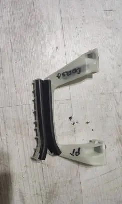 Opel Corsa F Rear door windshield rail 9823207080