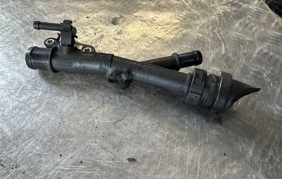Nissan X-Trail T32 Engine coolant pipe/hose 1321016