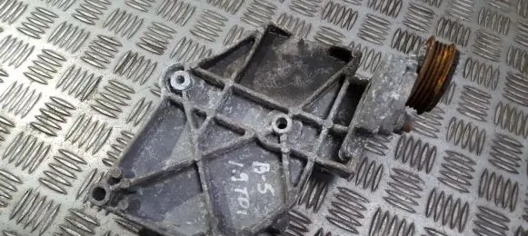 Volkswagen PASSAT B5 Engine mounting bracket
