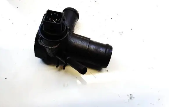 Volkswagen PASSAT B4 Engine coolant pipe/hose 068121133AE