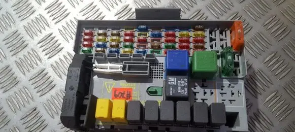 Opel Zafira A Fuse box set 24412497 24431677