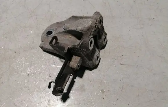 Nissan Pathfinder R52 Engine mounting bracket