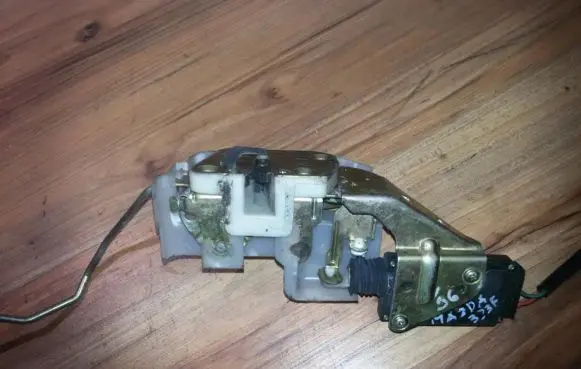 Mazda 323 F Front door lock