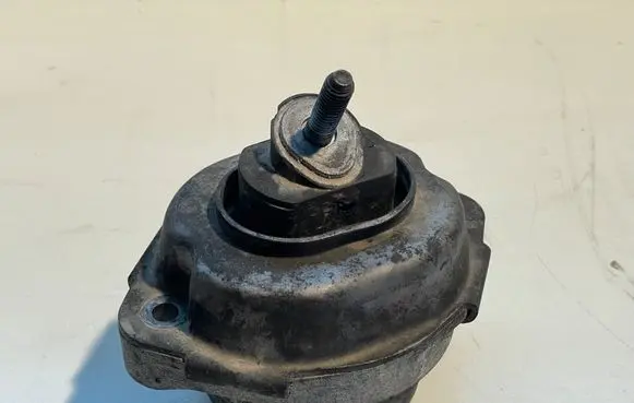 BMW 5 E60 E61 Engine mount bracket