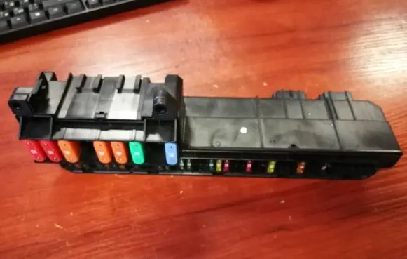 BMW 5 E60 E61 Fuse module 6957330