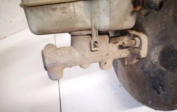 Volkswagen Polo IV 9N3 Master brake cylinder