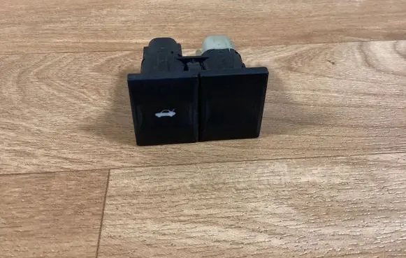Ford Mondeo Mk III Tailgate opening switch 1S7T19B514AA