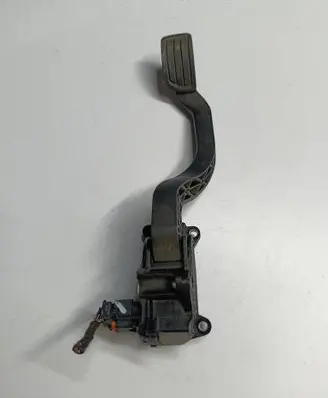Accelerator throttle pedal
