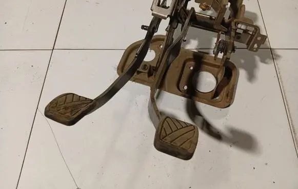 Suzuki Swift I Clutch pedal 