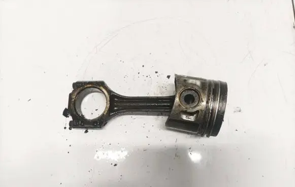 Volkswagen PASSAT B5 Piston with connecting rod
