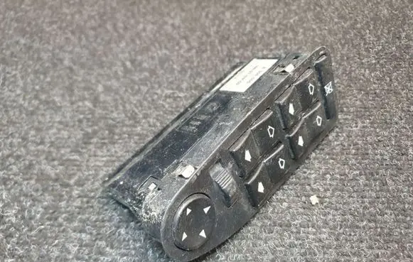 BMW 5 E39 Electric window control switch 8368966