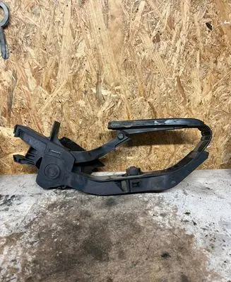 Mercedes-Benz C W203 Accelerator throttle pedal A2033000104