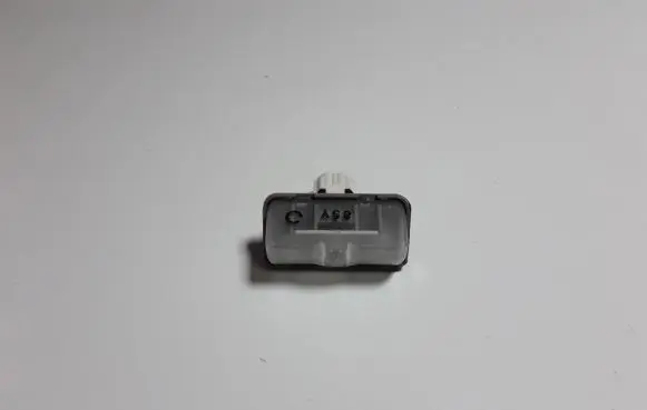 Toyota Prius (XW50) Number plate light 6V03W