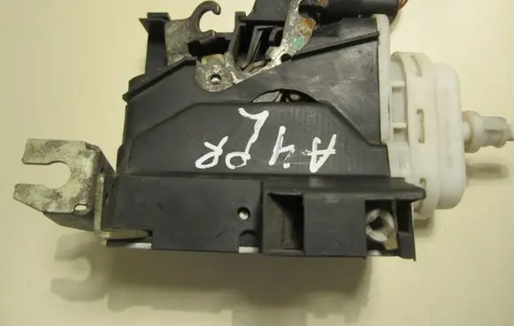 Audi A4 S4 B5 8D Front door lock 8D1837016A