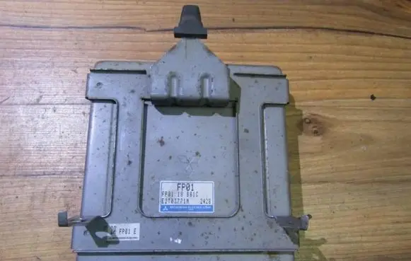 Mazda 626 Engine control unit/module fp0118881c e2t03771m