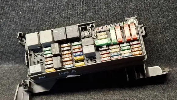 Mercedes-Benz ML W164 Fuse module A1645403372