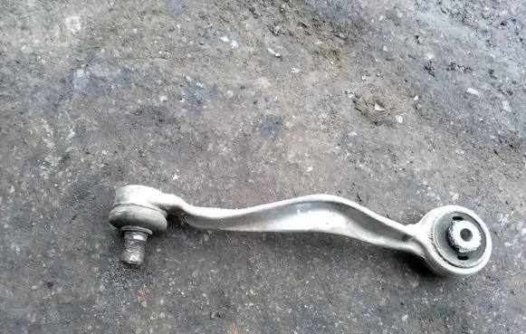 Volkswagen PASSAT B5 Front lower control arm/wishbone