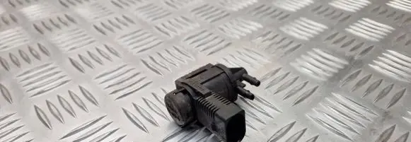 Volkswagen Golf IV Vacuum valve 1J0906283C