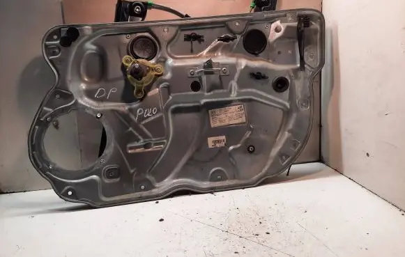 Volkswagen Polo Front door manual window regulator 6Q0837138