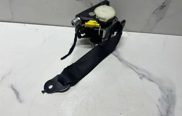 Mercedes-Benz C W204 Rear seatbelt A2048600785