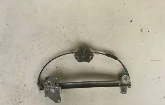 Rear door manual window regulator
