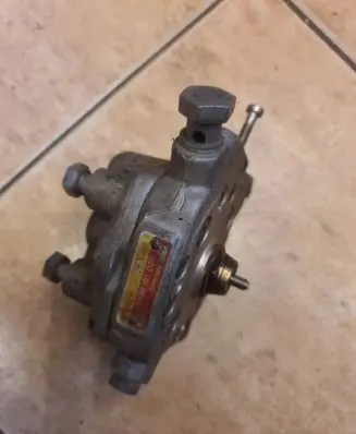 Volkswagen PASSAT B3 Fuel distributor 0438101039