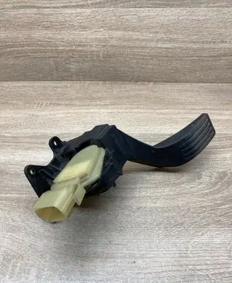 Ford Focus Accelerator throttle pedal 2M519F836AE