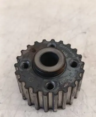 Volkswagen PASSAT B6 Crankshaft pulley 038105263F
