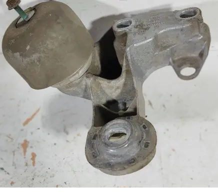 Volkswagen PASSAT B5 Engine mounting bracket 4B0199352B