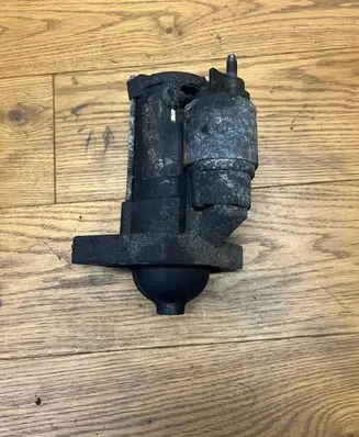 Opel Vivaro Starter motor 233002889R