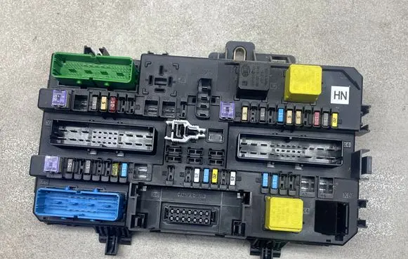 Opel Zafira B Fuse module 13220829