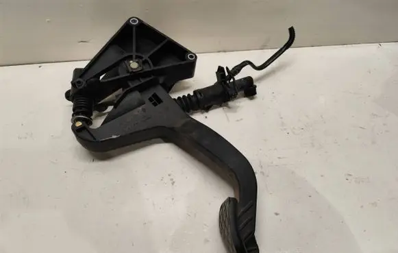 Volkswagen Touareg I Clutch pedal 7L0721318