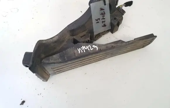 Volkswagen Golf V Accelerator throttle pedal 1k1721503p