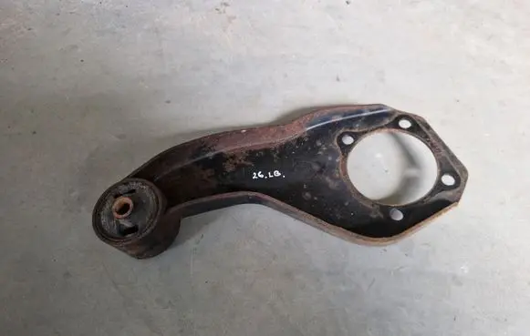 Mitsubishi L200 Front differential bracket 