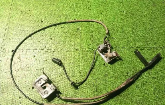 Engine bonnet/hood lock/catch