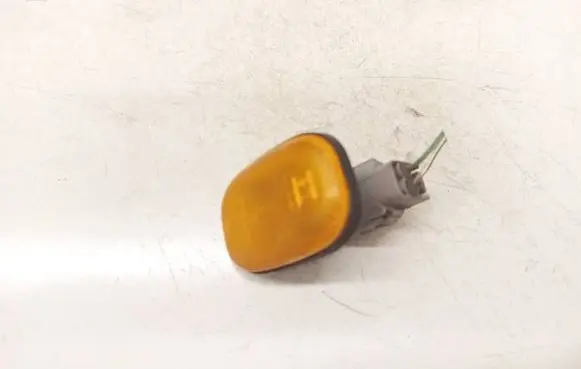 Toyota Avensis T250 Front fender indicator light E13013047