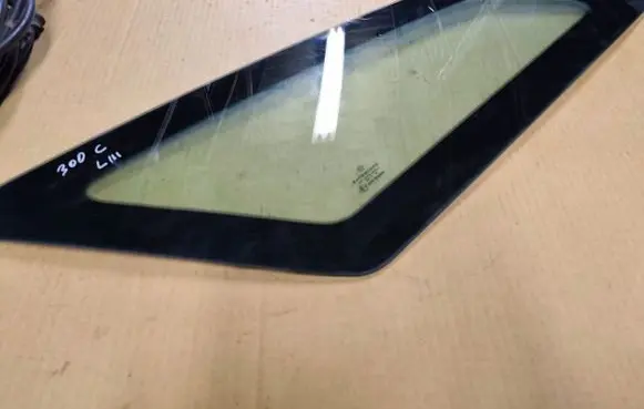 Chrysler 300 - 300C Rear side window