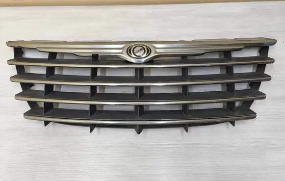 Chrysler Voyager Front bumper upper radiator grill 04857802 435113022