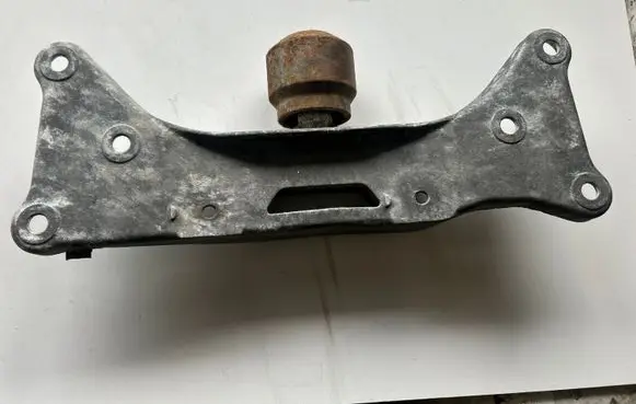 BMW 5 E39 Gearbox mounting bracket 1094766