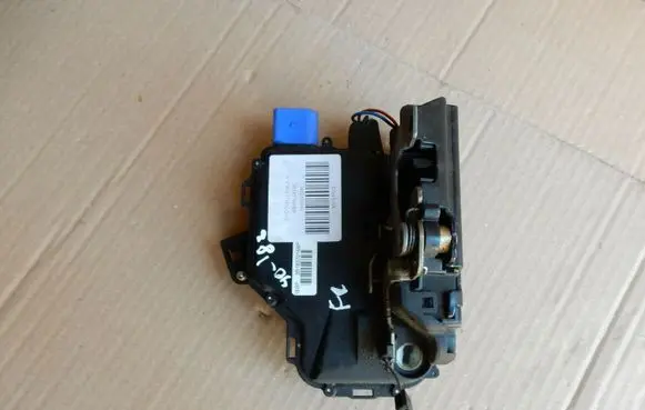 Volkswagen Touran I Coupe door lock (next to the handle) 3B1837016BD 40183