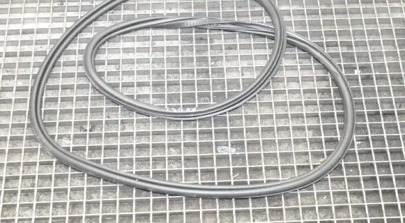 Volvo XC40 Rubber seal front coupe door 
